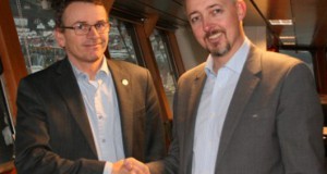 Dean of the Faculty of Mathematics and Natural Sciences, Helge K. Dahle (left), signed the agreement on behalf of the University of Bergen. Here with Trond Olsen, CEO of NCE Subsea.