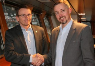 Dean of the Faculty of Mathematics and Natural Sciences, Helge K. Dahle (left), signed the agreement on behalf of the University of Bergen. Here with Trond Olsen, CEO of NCE Subsea.