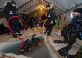 Clearance divers from Fleet Diving Unit (A), Halifax and Combat Divers from 2nd Division 5 Combat Engineer Regiment, CFB Valcartier conduct ice diving operations at the Combined Dive Team camp in Gascoyne Inlet, Nunavut. Photo Master Seaman Pete