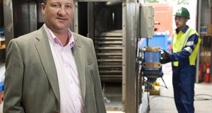 ROMAR International Commercial Director Robbie Gray with the new SS3000 unit.