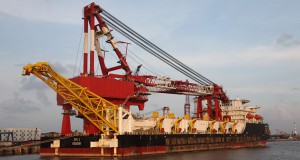 China: ZPMC's Offshore Pipe-Laying Floating Crane Wins Sliver Award at CIIF