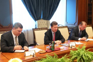 Alexey Miller Holds Working Meeting with Vietnamese Ambassador to Russia