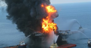 Deepwater_Horizon_offshore_drilling_unit_on_fire_2010