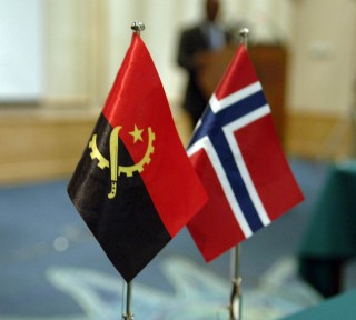 Flag streamer from Angola and Norway