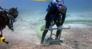 divers-with-vaccuum-removing-coral-rubble_noaa