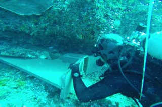 HMAS Yarra Divers Recover HMAS Bundaberg's Anchor near Ashmore Island