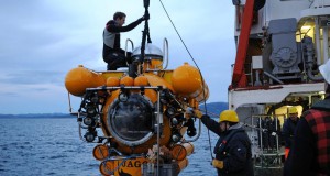 Research submersible JAGO is recovered after a sampling dive. Photo Maike Nicolai, GEOMAR