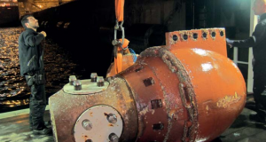 Bow thruster unit lowered on Hydrex workboat in Rotterdam.
