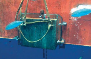 Tailored cofferdam installed on flat bottom plate of barge