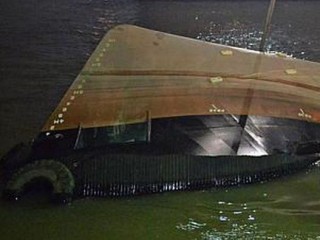 Tug Boat Sinks Off Jingjiang, More Than 20 People Missing.